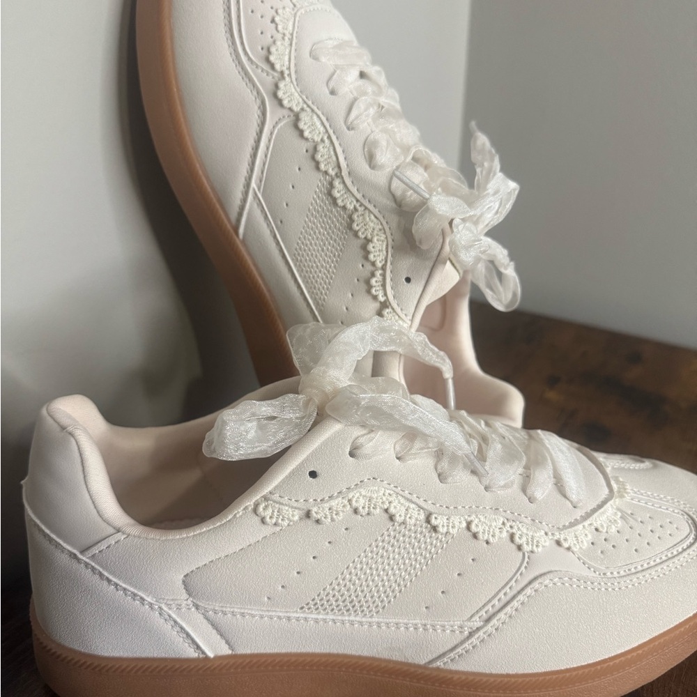 Top MODA Cream and Tan Women's Sneakers NWOT - Picture 2 of 6